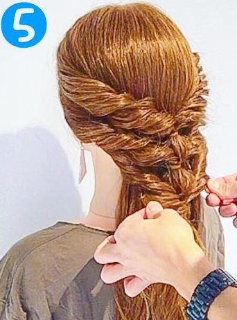 周りからの注目度アップ！ねじってつくる褒められヘアアレンジ☆5