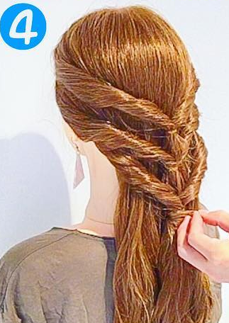 周りからの注目度アップ！ねじってつくる褒められヘアアレンジ☆4