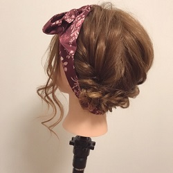 ヘアアレンジがコーデの主役☆周りから褒められる、スカーフ×まとめ髪アレンジ ヘアアレンジ ロングヘア