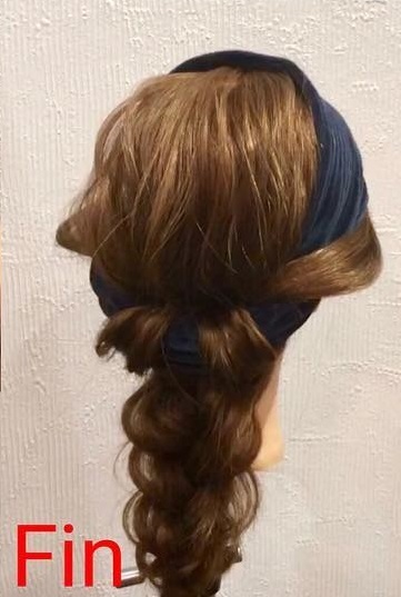 ヘアバンドでおしゃれに 上品なみつあみ編みおろしアレンジ ヘアレシピ 頭美人