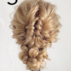 使うのはくるりんぱと三つ編みのみ!目立つこと間違いなしなヘアアレンジ☆ ヘアアレンジ ロングヘア