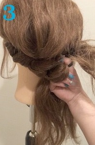 楽ちん×おしゃれ◎ヘアバンドに巻きつけるだけでできる、ギブソンタックアレンジ3