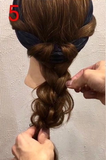 ヘアバンドでおしゃれに☆上品なみつあみ編みおろしアレンジ5