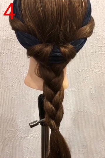 ヘアバンドでおしゃれに☆上品なみつあみ編みおろしアレンジ4