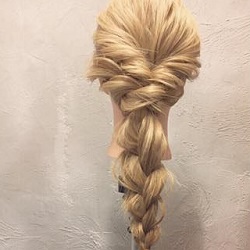 雰囲気はラプンツェル♡大人可愛い上品な編み下ろしアレンジ♪ ヘアアレンジ ロングヘア