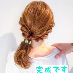 きれいめコーデのアクセントに♪くるりんぱ×ロープ編みでつくる、簡単サイドアレンジ ヘアアレンジ ロングヘア