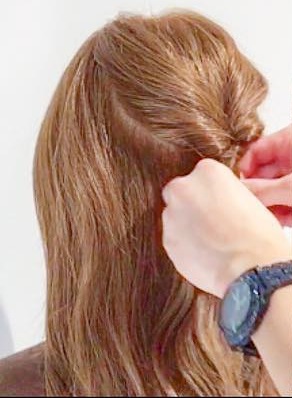 バレッタがアクセント くるりんぱ ロープ編みで大人っぽいハーフアップアレンジ ヘアレシピ 頭美人