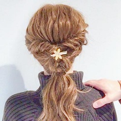 ニットとの相性抜群◎大人っぽくるりんぱローポ二ーアレンジ　ヘアアレンジ　ロングヘア