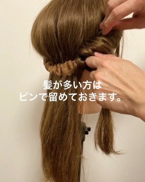 ヘアアレンジにも季節感を◎ヘアバンドを使った、簡単ギブソンタックアレンジ4