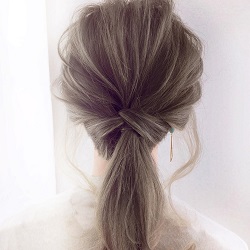 ワンアレンジで一歩大人なポニーテール　ヘアアレンジ　ロングヘア