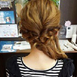 片寄せが色っぽい♪女性らしさが引き立つ綺麗めダウンアレンジ ヘアアレンジ ロングヘア