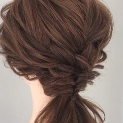 立体感が華やかさのポイント♡三つ編み×くるりんぱでつくる、ポニーテールアレンジ ヘアアレンジ ミディアムヘア