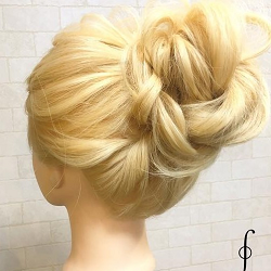 周りの視線を釘付け☆意外と簡単ボリューミーなおしゃれお団子ヘア♪ ヘアアレンジ ロングヘア