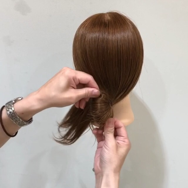 忙しいときにパパッとお洒落にキマる☆大人の女性風のお団子ヘア♪ | ヘアレシピ【頭美人】