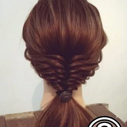 王道ヘアも少しの工夫でフェミニンに♡網目がポイントのポニーテールアレンジ♪　ヘアアレンジ　ロングヘア