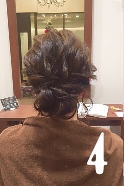 ゆるふわローアップで印象を変える！二次会などにもってこいのヘアアレンジ♪.jpg4