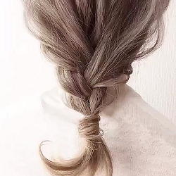不器用さんでも困らない!三つ編みひとつでこなれ感あるフェミニンアレンジ♪ ヘアアレンジ ロングヘア