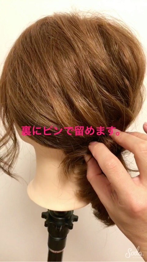 ヘアアクセ不要⁉ラフなイメージにしたいときのねじねじポニーテールアレンジ☆6