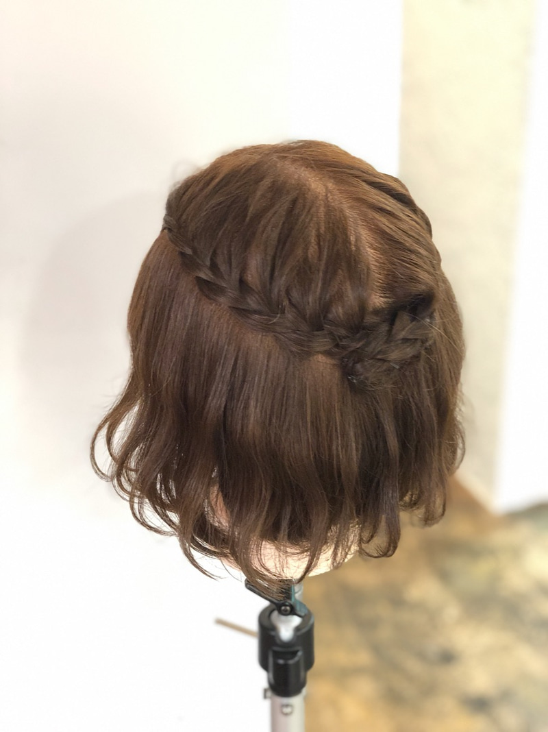 ガーリーコーデにオススメ ボブでもできるハーフアップアレンジ ヘアレシピ 頭美人