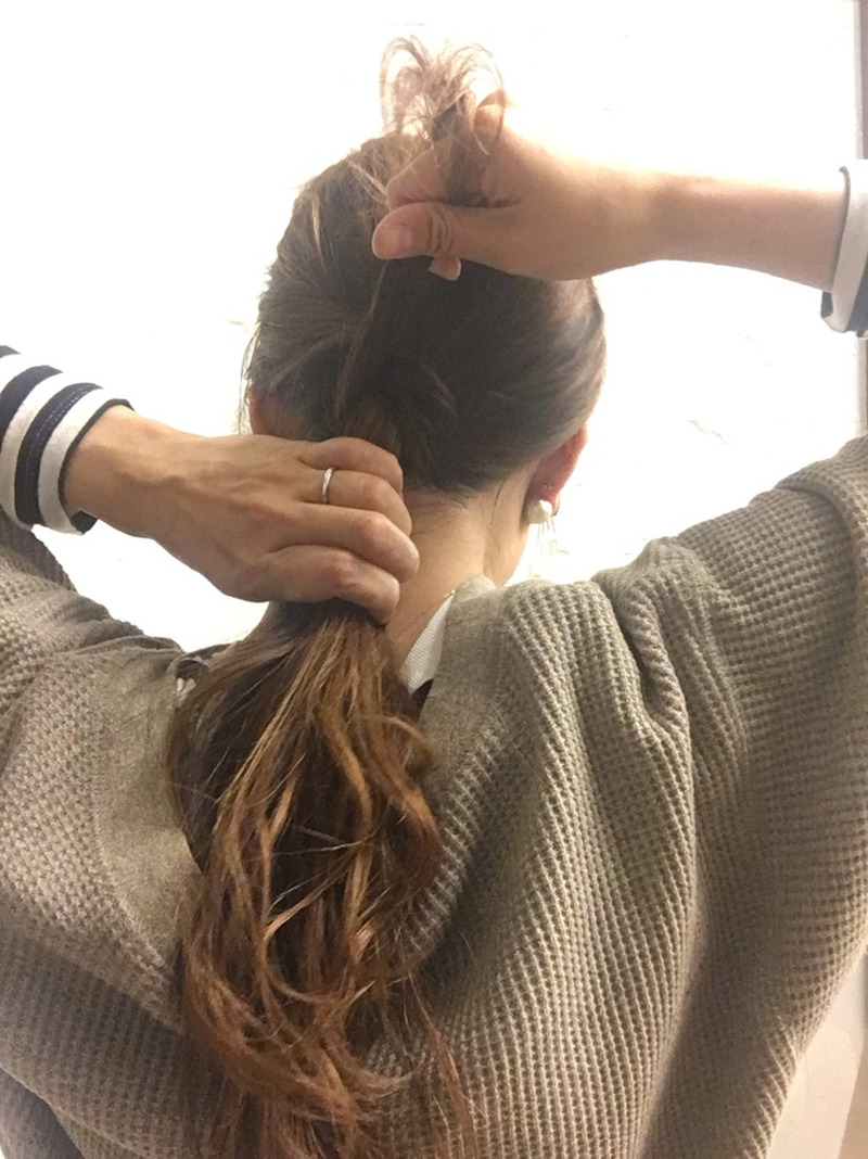 簡単でオシャレ!ヘアゴム1本でねじりポニーテール♪☆4