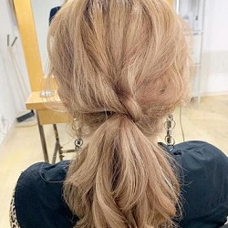 初級編 ロングヘアのポニーテール 忙しい朝でも簡単ヘアアレンジ ヘアレシピ 頭美人