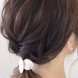 くるりんぱで立体感をプラス☆簡単ポニーテールアレンジ ヘアアレンジ ミディアムヘア