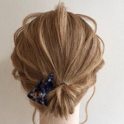 きれいめコーデにピッタリ◎大人女子にオススメのシニヨンアレンジ ヘアアレンジ ミディアムヘア