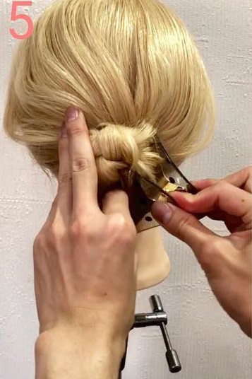 ヘアゴム、アメピン忘れてもOK！クリップで作れるシニヨンヘアアレンジ♡５