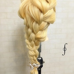 ひと手間で周囲と差をつける 簡単三つ編みアレンジ♡ ヘアアレンジ ロングヘア