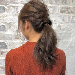 いつもにひと手間!ゴムさえあれば出来ちゃうこなれローポニー ヘアアレンジ ロングヘア