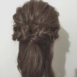くるりんぱと三つ編みで最強かわいい♡デートにぴったりのハーフアップアレンジ ヘアアレンジ ロングヘア