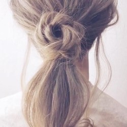 ポニーテールにワンポイントが可愛い!こなれ感抜群のヘアアレンジ ヘアアレンジ ロングヘア