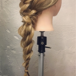 これからの季節にもってこい！上品かつ愛らしい三つ編みアレンジ　ヘアアレンジ　ロングヘア