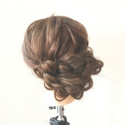 意外と簡単?!初心者向けの三つ編みで作るアップスタイル ヘアアレンジ ロングヘア