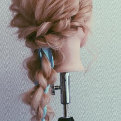 チラ見えするリボンが可愛い♡周りと差がつく編みおろしアレンジ ヘアアレンジ ロングヘア
