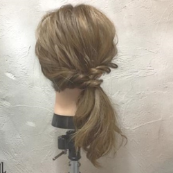 準備に時間をかけない方必見!すぐできる☆こなれ感満載の1つ結びアレンジ ヘアアレンジ ロングヘア