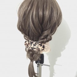 ヘアアクセを活かしたい！可愛さ満点の三つ編みダウンスタイル♡　ヘアアレンジ　ロングヘア