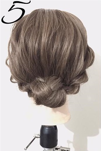 日々のヘアアレンジに特別感を！ひたすら編んで作るシニヨンアレンジ♪5