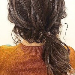 湿気に負けず上品さキープ!周りに差をつける大人ローポニー♡ ヘアアレンジ ロングヘア