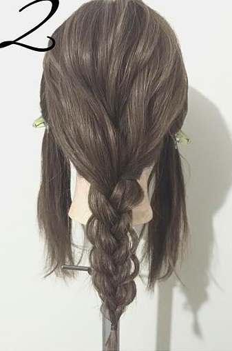 三つ編みとロープ編みで作る！オシャレなお出かけヘアアレンジ2