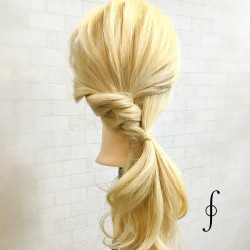 人と同じじゃつまらない!周りに差をつけるお洒落ローポニー♡ ヘアアレンジ ロングヘア