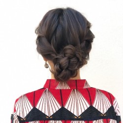 夏はサッパリ涼しくいたい♪きっちりまとめるシニヨンアレンジ ヘアアレンジ ロングヘア