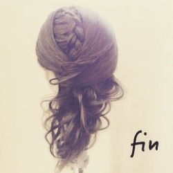 可愛すぎて注目の的になること間違いなし☆裏編み込みを使ったお呼ばれヘアアレンジ ヘアアレンジ ロングヘア