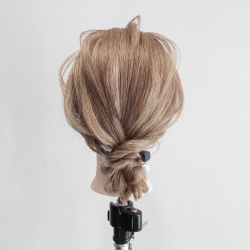 こんなアレンジもあったんだ!三つ編みを使った新感覚のローシニヨンアレンジ ヘアアレンジ ミディアムヘア