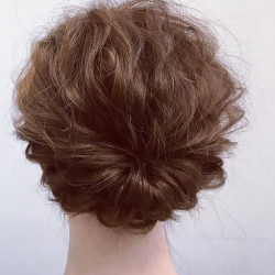 ミディアムヘアでも華やかに♡くるりんぱ×ロープ編みの簡単まとめ髪アレンジ ヘアアレンジ ミディアムヘア
