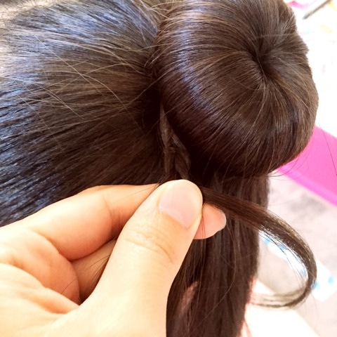 お団子？フィッシュボーン？目立つこと間違いなしのアップヘアアレンジ5