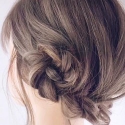 ただのまとめ髪はもう飽きたという方必見!お花が可愛い可愛いサイドシニヨン♪ ヘアアレンジ ミディアムヘア