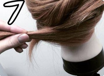 ゴム不要!ねじって留めるだけの個性的でラフなヘアアレンジ7