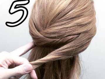 ゴム不要!ねじって留めるだけの個性的でラフなヘアアレンジ5