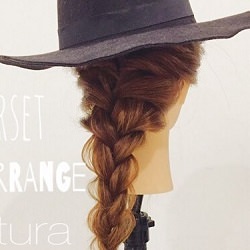 ハットと合わせるともっとオシャレに☆くるりんぱ×三つ編みで作るシンプルお洒落ヘアー ヘアアレンジ ロングヘア